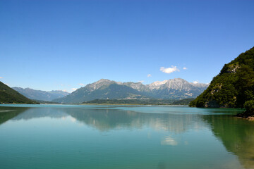 il lago di Santa Croce a Belluno circondato dalle montagne