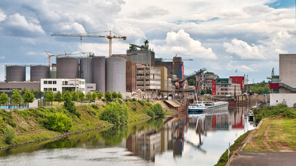 Naklejka premium Blick auf die Skyline von Neuss aus dem Industriehafen