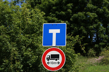 Sign indicating road with a dead end