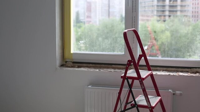 Repair in the slopes of the window. The process of applying a layer of plaster on the sides of the window.