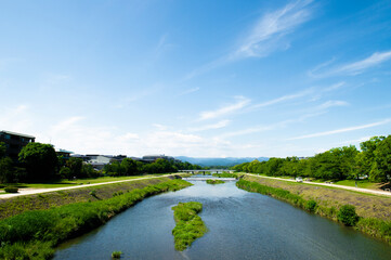 Fototapeta na wymiar 京都　丸太町橋から北の方角を見る鴨川の風景