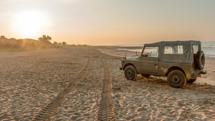 jeep in the beach at sunrise , summertime - obrazy, fototapety, plakaty