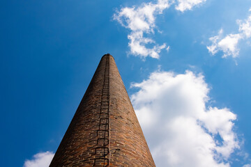 Schornstein Kamin Fabrik Backstein Ziegel Leiter Abgase Schadstoffe CO2 Klimawandel...