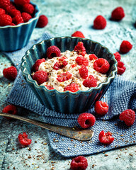 Porridge mit Himbeeren