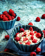 Porridge mit Himbeeren