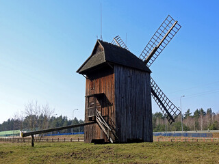Fototapeta na wymiar zbudowany w 1836 roku mlyn wiatrak typu kozlak stojacy w miejscowosci jurowce na podlasiu w polsce