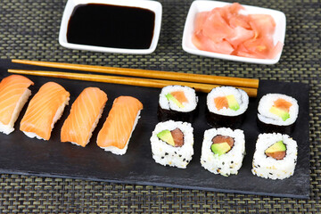 assiette de sushi et maki	