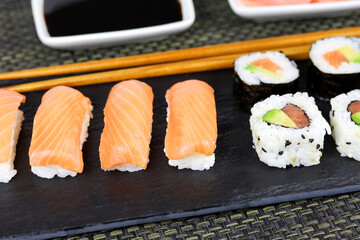 assiette de sushi et maki	