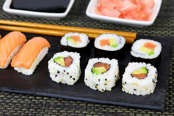 assiette de sushi et maki	