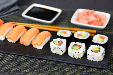 Fototapeta assiette de sushi et maki	 obraz