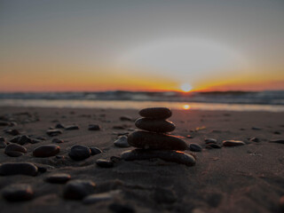 kamienie zachód słońca nad morzem  Bałtyckim  w Polsce 