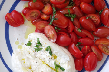 Tomates cerise, mozzarella et basilic