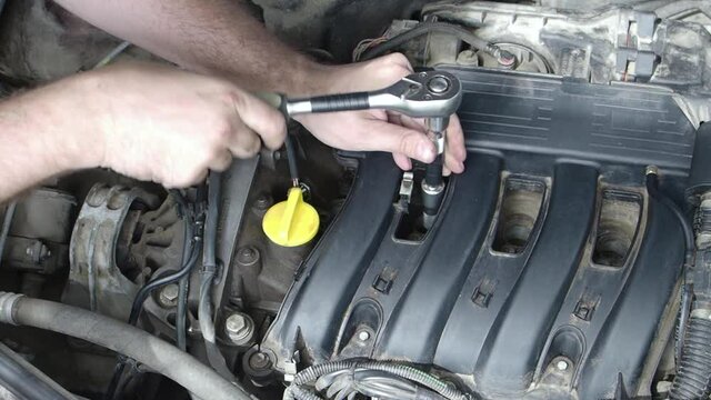 Car service: replacement of spark plugs.