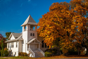 Obraz premium The Historic Methodist Church in the autumn season in the small town of Shedd, Oregon