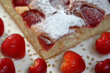 cake with strawberries and fresh strawberries around close up