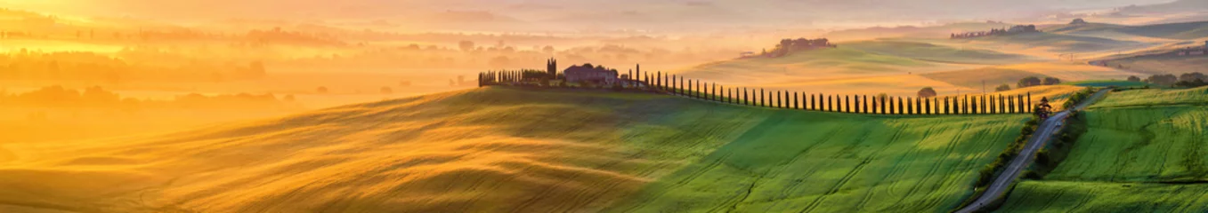 Keuken foto achterwand Toscane Toscane landschap bij zonsopgang. Typisch voor de regio Toscaanse boerderij, heuvels, wijngaard. Italië