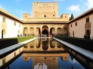 Fototapeta premium ALHAMBRA, ROYAL PALACE IN GRANADA, ANDALUSIA, SPAIN. MUSLIM SPAIN. ISLAMIC ART 