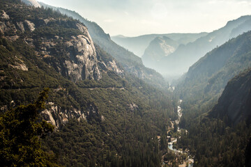 Obraz premium River valley covered with mist in the Yosemite National Park
