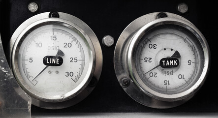 Train car gauges for tank and line pressure