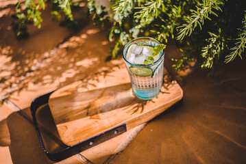 Bebida refrescante a base de hierbabuena y pepino. Bebida en verano refrescante.