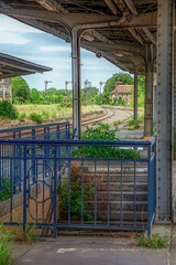 Die Natur holt sich den fast verlassenen Bahnhof zurück