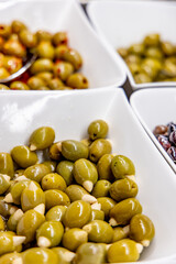 Oliven beim Feinkosthändler, Antipasti, Feinkost