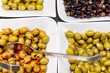 Oliven beim Feinkosthändler, Antipasti, Feinkost