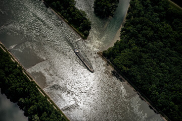 Schiff im Rhein Spiegelungen im Wasser