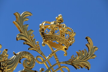 Fototapeta na wymiar Grilles de la cour d'Honneur du Château de Versailles