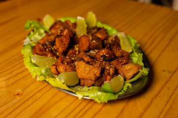 Porção de frango a passarinho