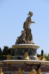 Fototapeta na wymiar Fontaine dans les jardins du Château de Versailles