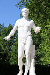 Fototapeta na wymiar Sculpture dans les jardins du Château de Versailles