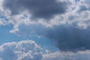 Fototapeta na wymiar Kłębiaste chmury na niebie.