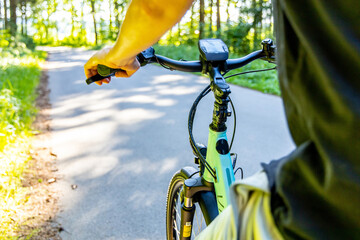 Fahrrad fahren durch den Wald | Fahrradtour