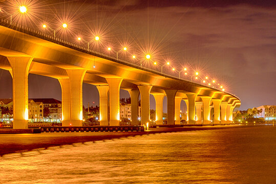 Roosevelt Bridge at night.