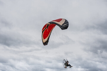 Paramotor em  vôo no céu nublado em Goiânia.