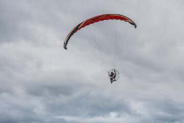 Paramotor vermelho em céu de Goiânia.
