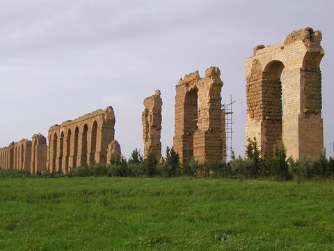 THE ROMAN AQUEDUCT NEAR ZAGHOUAN IN TUNISIA. BRINGING WATER TO ANCIENT CARTHAGE. 