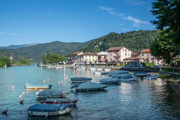 Fototapeta na wymiar Ceresio 01 - E' il nome del lago di Lugano, a cavallo fra Italia e Svizzera, costellato di paeini pittoreschi che si specchiano nelle acque tranquille.