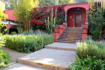 vista de casa con  arquitectura decoración y vegetacion tradicional mexicana