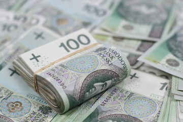 Banknoty 100 PLN, polskie pieniądze.