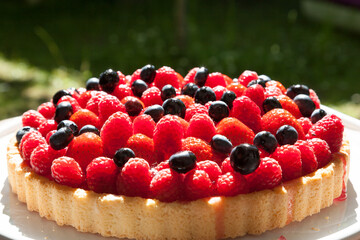 Obstkuchen mit Erdbeeren, Himbeeren und Blaubeeren