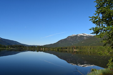 Naklejka premium a lake in whistler canada mirror reflection