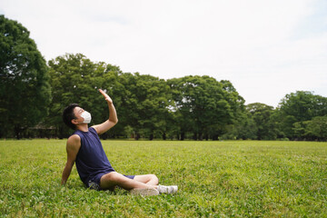 夏　マスク　日差し　暑い