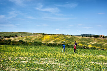 Fototapeta premium mother and daughter in the field