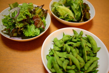 枝豆とサラダ