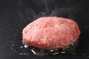 ハンバーグのパテを焼く