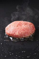 ハンバーグのパテを焼く
