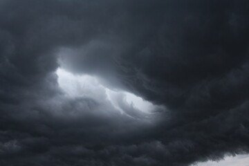 Obraz premium a stormy gray sky with clouds begins to rain and a hurricane