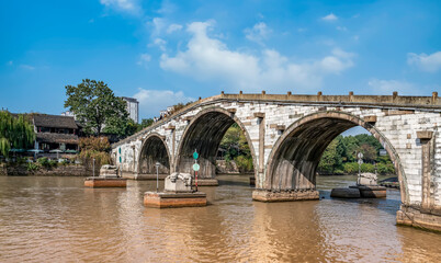Naklejka premium Old canal bridge in Hangzhou